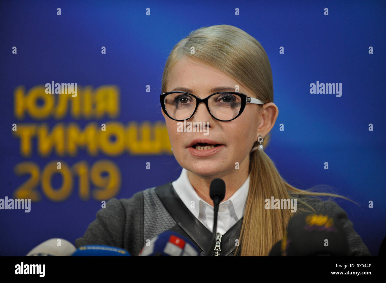 Leader dell'Ucraina partito politico visto durante una conferenza stampa. Ucraino candidato presidenziale Yulia Tymoshenko ha sottoscritto impegni per gli elettori dell'Ucraina. Foto Stock