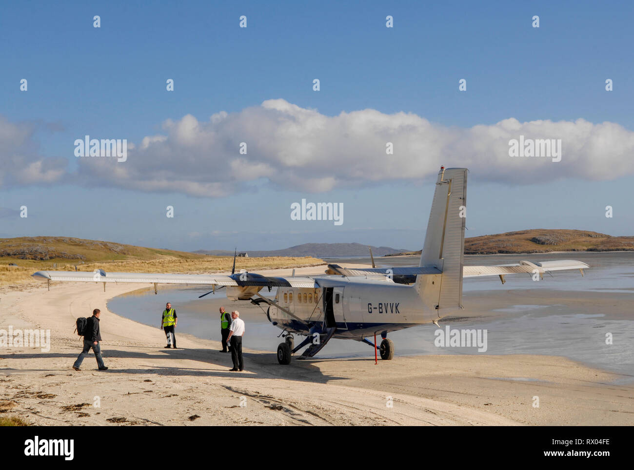 Aeromobile circa a discostarsi da un Tràigh Mhòr Spiaggia Aeroporto di barra, barra, Ebridi Esterne, Scozia Foto Stock