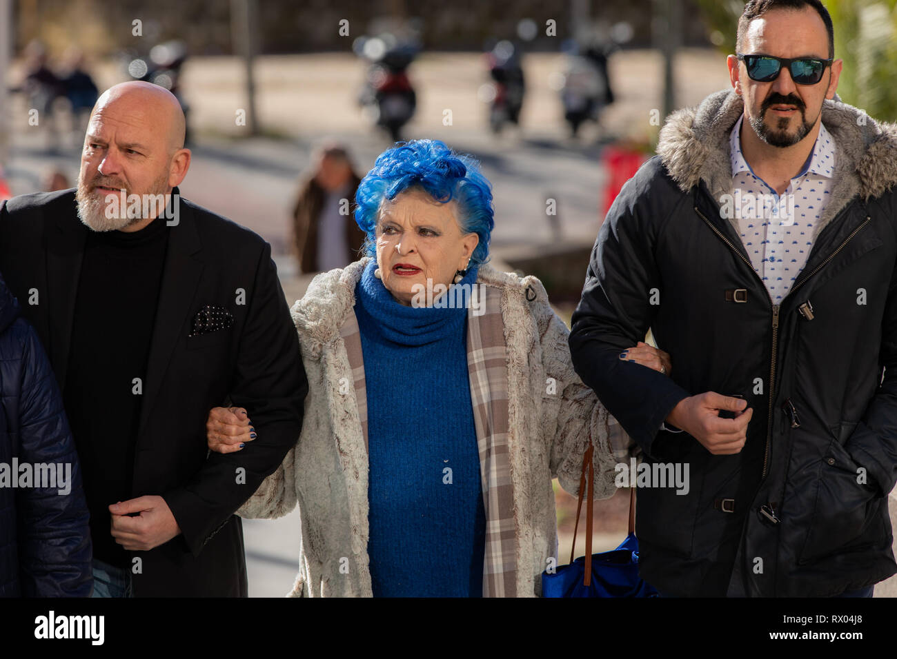 Lucia Bosé (C) visto con i suoi parenti di entrare il tribunale provinciale di Madrid. Il Tribunale provinciale di Madrid giudici l'attrice Lucia Bosé accusato di misappropriating un disegno di Pablo Ruiz Picasso che apparteneva a un ex dipendente del suo home chi era morto, così la Procura chiede che ella sia condannato a due anni di carcere. Foto Stock