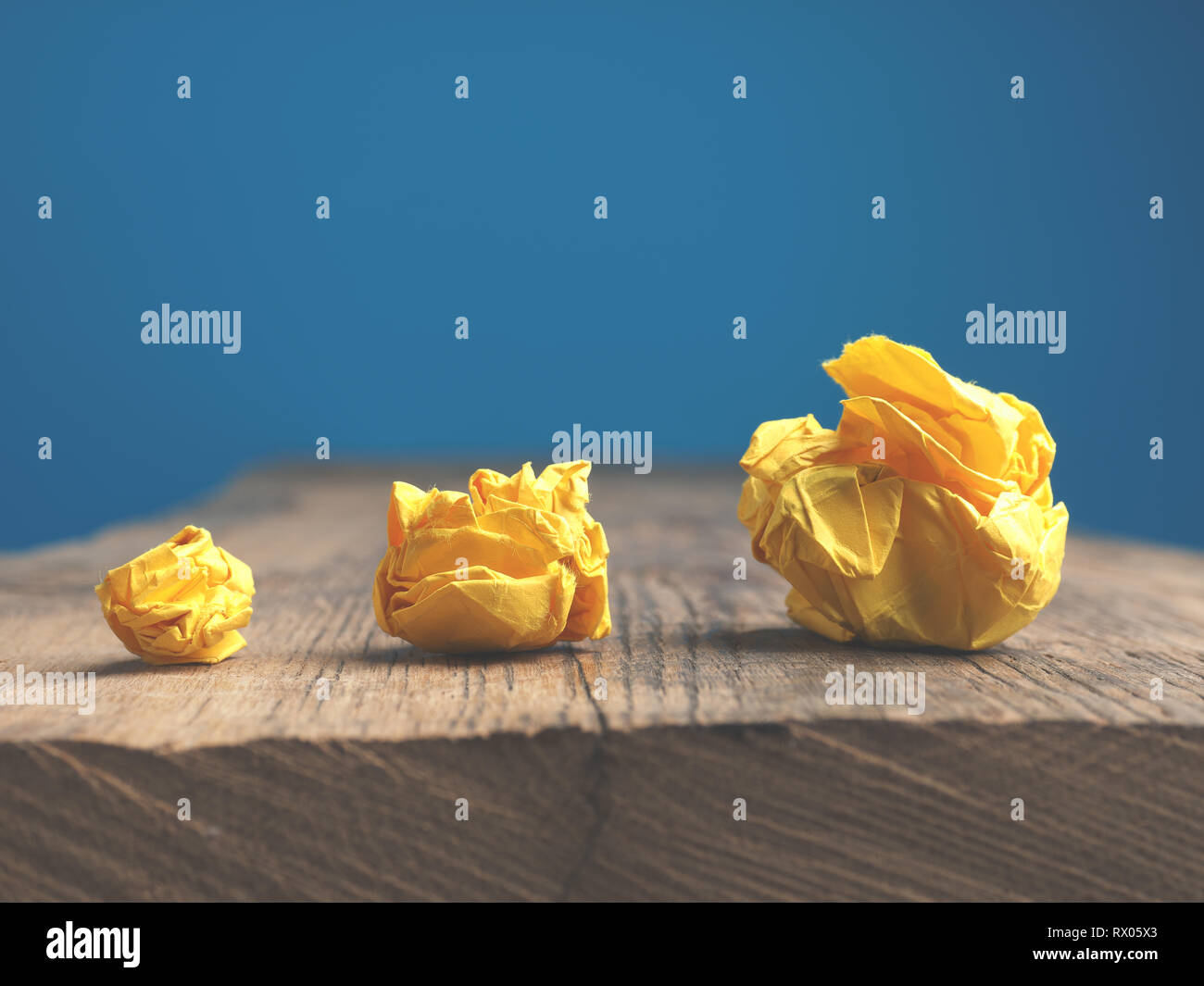 Simbolica immagine aziendale con carta sgualcita come le grandi idee concetto Foto Stock