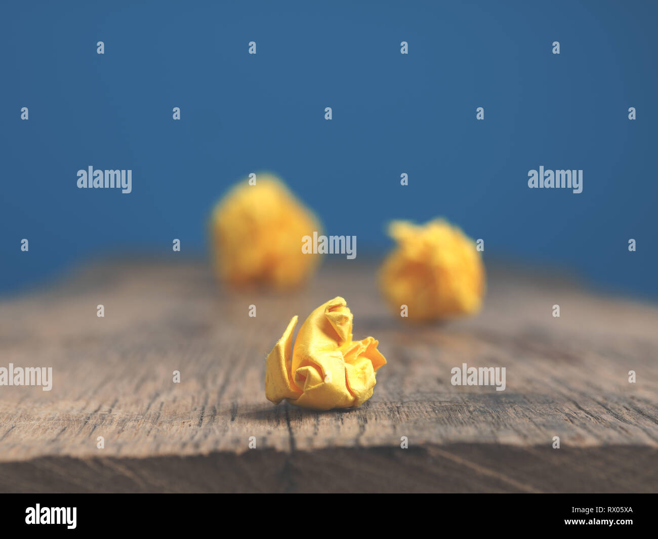 Simbolica immagine aziendale con carta sgualcita come le grandi idee concetto, tutto inizia con una piccola idea, il fuoco selettivo in primo piano Foto Stock