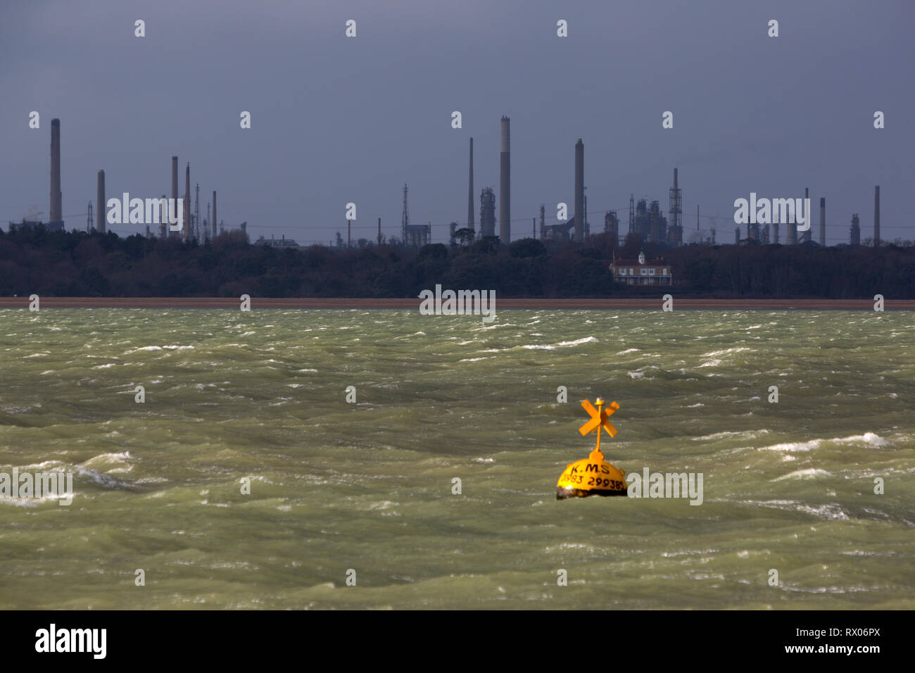 Fawley raffineria di petrolio, Il Solent, Cowes, Isle of Wight, Hampshire Nuovo Foest, England, Regno Unito Foto Stock