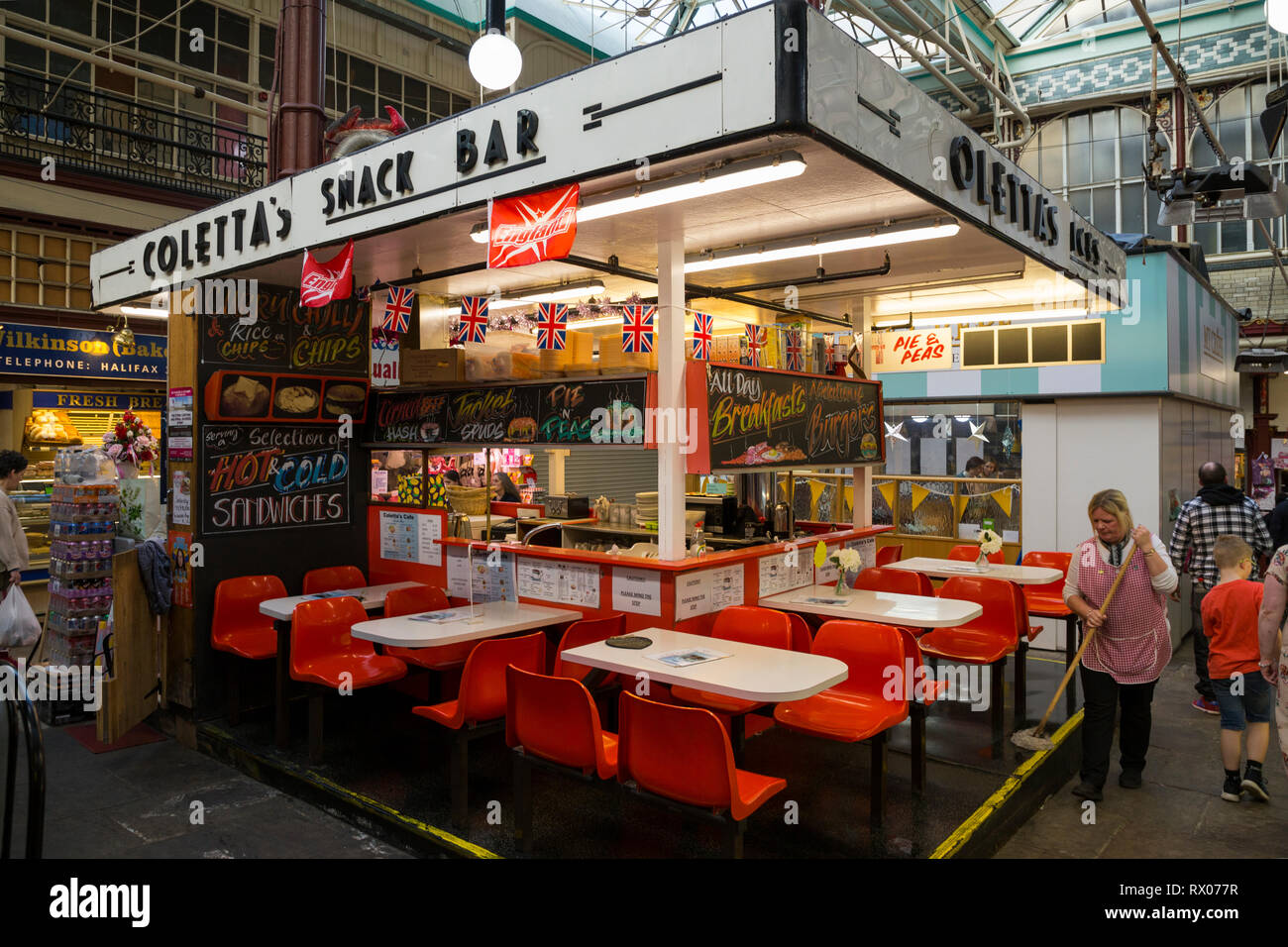 Coletta Snack Bar del negozio di stallo / tè caffè di stallo con i clienti all'interno del mercato di Borough; Victorian coperto Mercato coperto in Halifax, Regno Unito Foto Stock