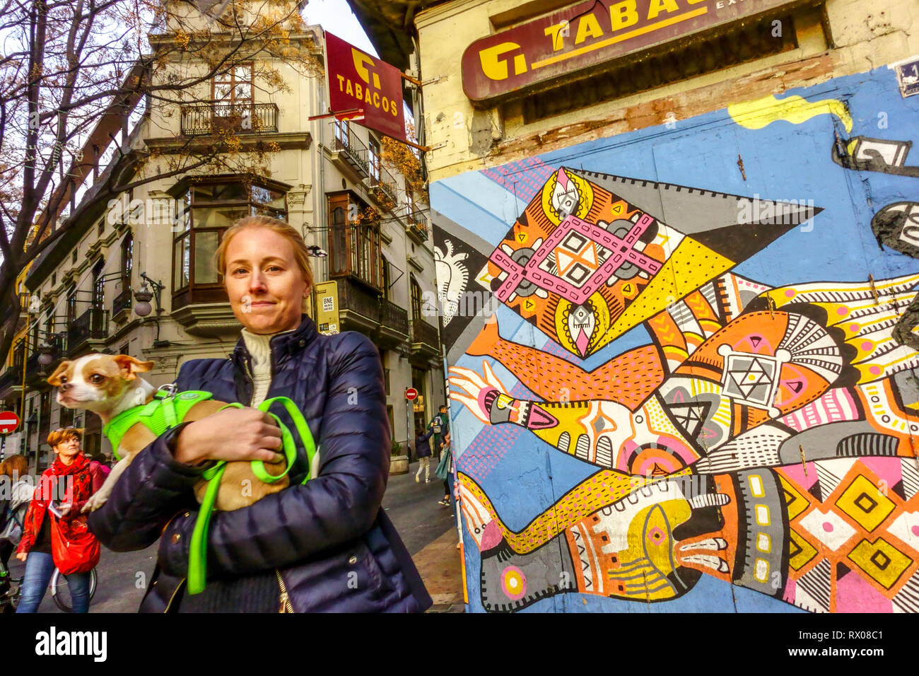 Valencia Street art view, una donna con un cane Spagna Valencia Città Vecchia, El Carmen Valencia strada scena Foto Stock