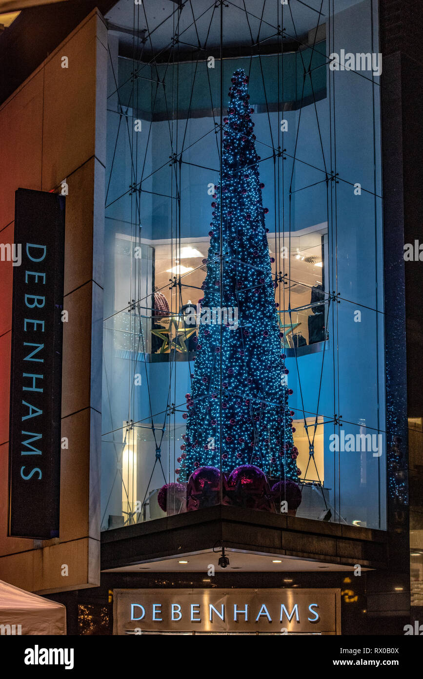 Facciata del negozio Debenhams Dublin, Rep di Irlanda, con albero di Natale Foto Stock