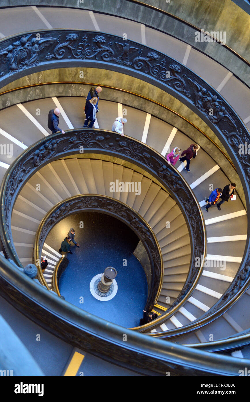 Turisti che scendono a doppia elica scalinata a spirale, o Scala del Bramante, progettato da Giuseppo Momo nel 1932, Pio-Clementine Museum, Musei Vaticani Foto Stock