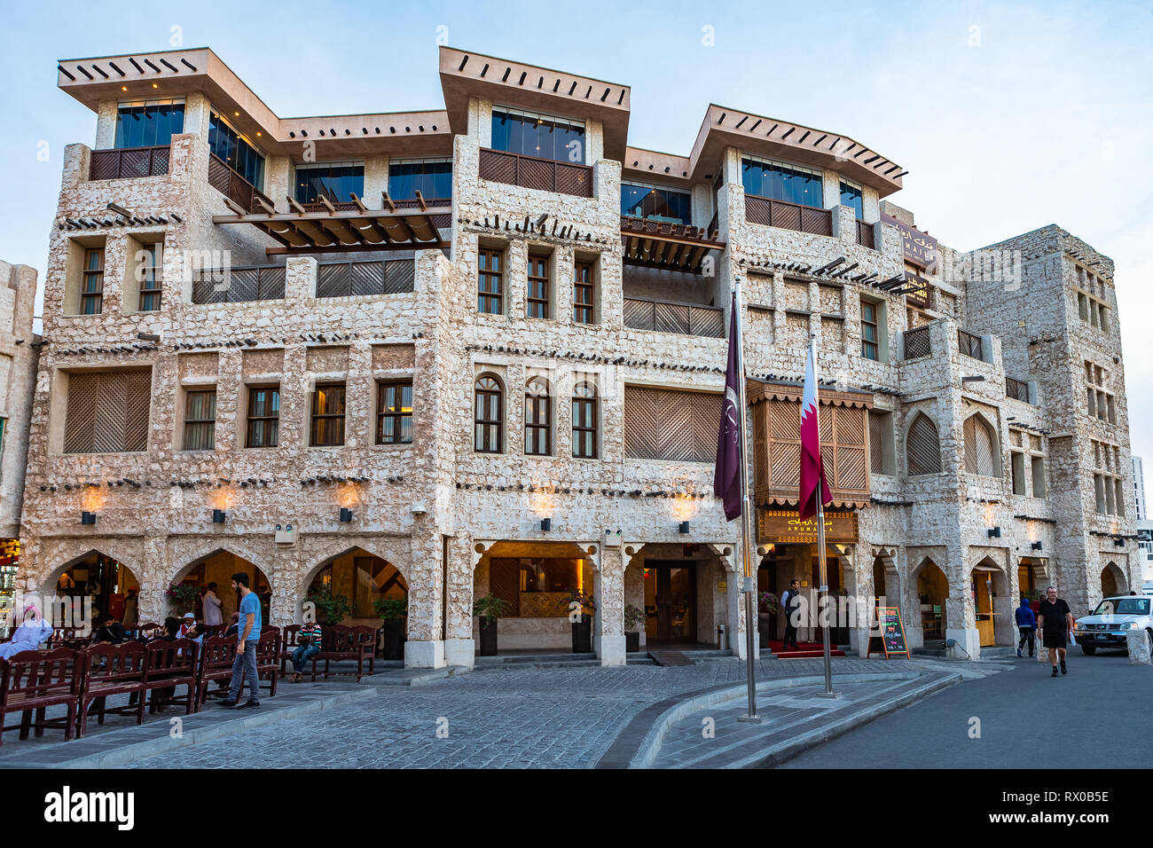 Souq Waqif è un souq a Doha, nello Stato del Qatar. Il souq è notato per la vendita di indumenti tradizionali, spezie, artigianato e souvenir. Foto Stock