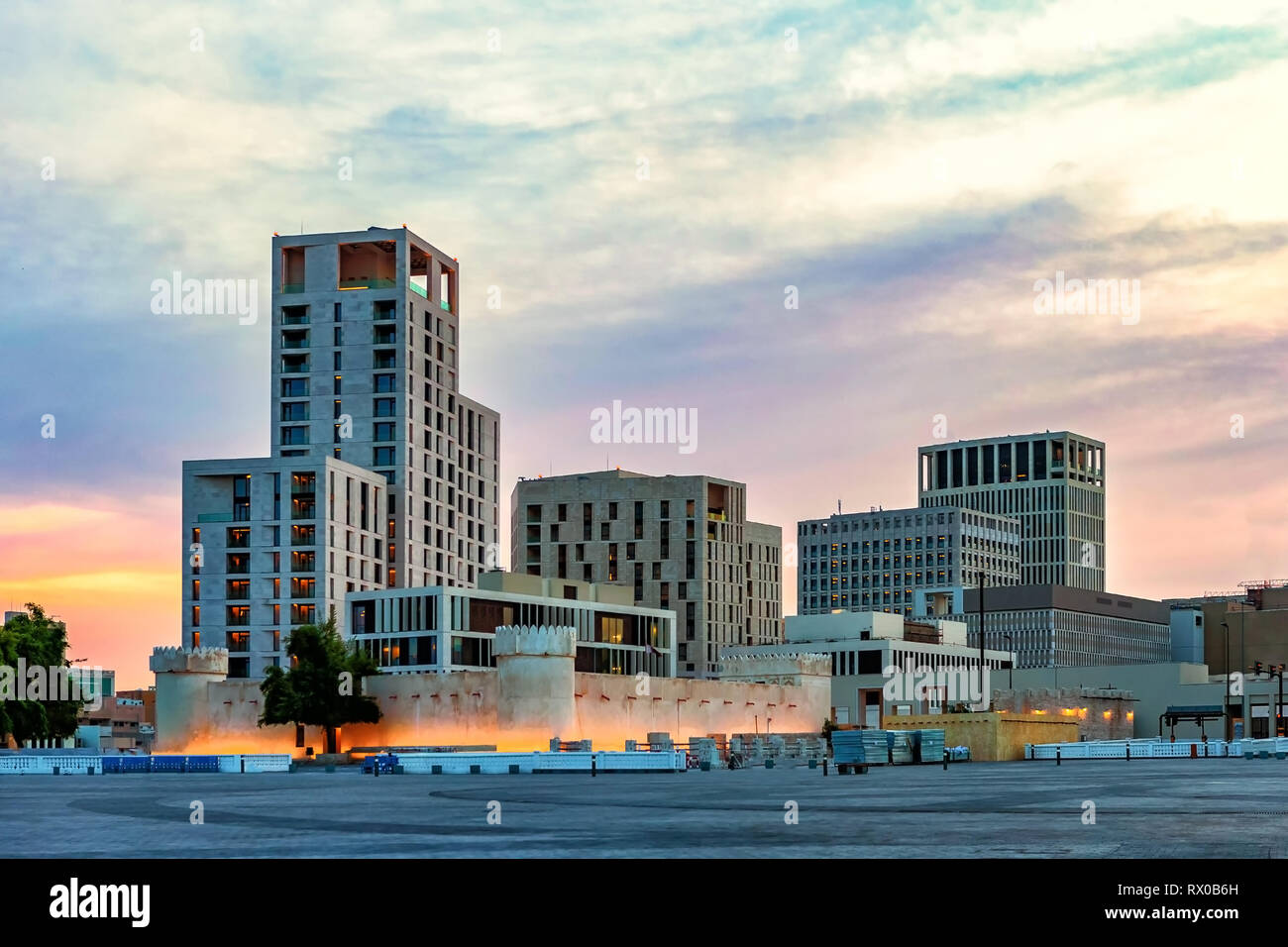 Souq Waqif è un souq a Doha, nello Stato del Qatar. Il souq è notato per la vendita di indumenti tradizionali, spezie, artigianato e souvenir. Foto Stock