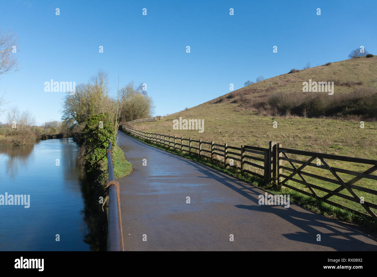 Vista di St. Catherine Hill e il fiume Itchen vicino a Winchester, Hampshire, Regno Unito, in una giornata di sole Foto Stock