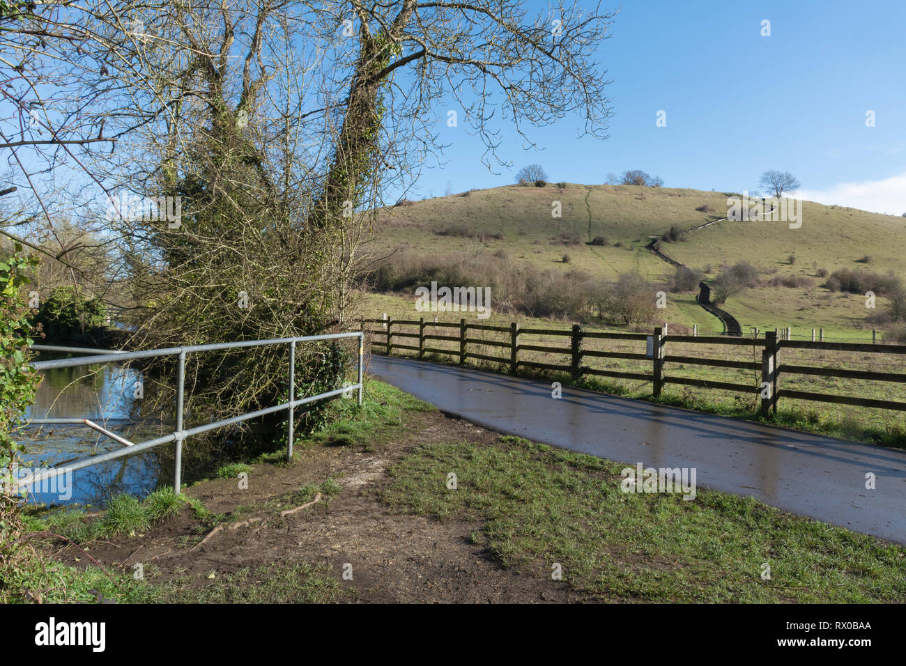 Vista di St. Catherine Hill e il fiume Itchen vicino a Winchester, Hampshire, Regno Unito, in una giornata di sole Foto Stock