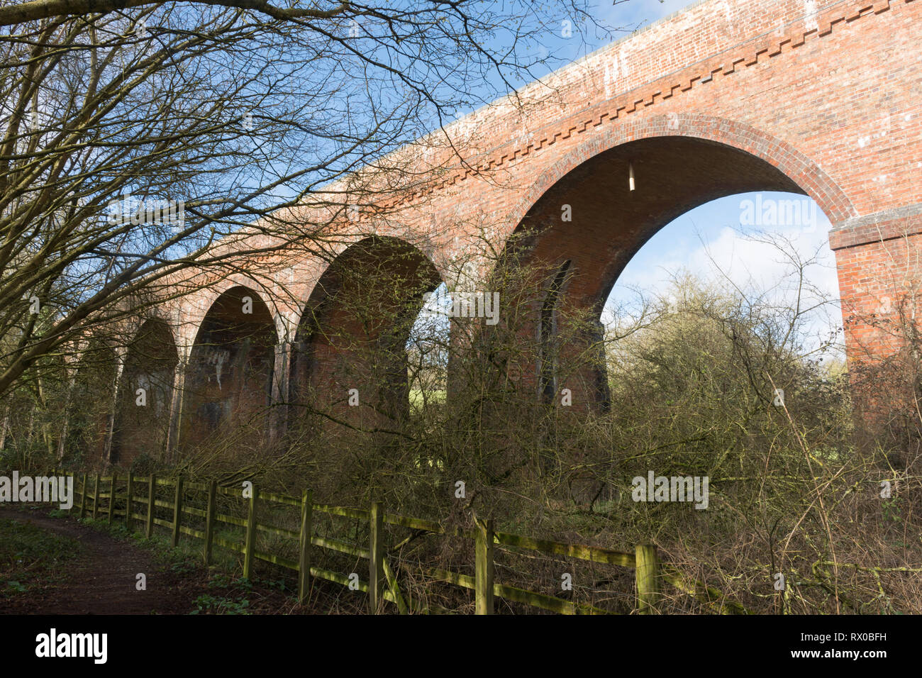 Hockley viadotto, un restaurato in disuso viadotto ferroviario e parte del viadotto modo walking trail e ciclo nazionale route 23, Winchester, Hampshire, Regno Unito Foto Stock
