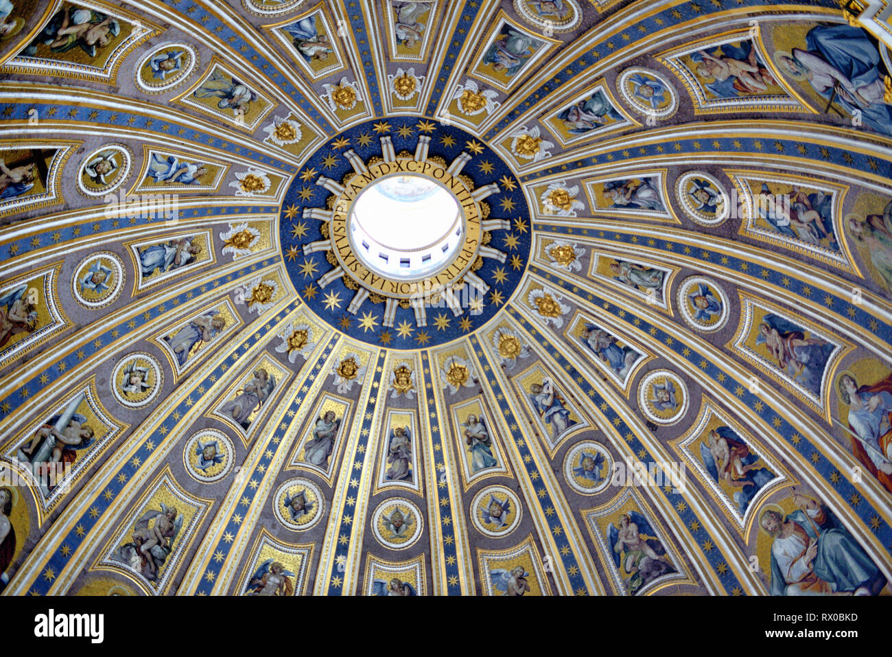 Interno della Basilica di San Pietro la cupola Vaticano Roma Italia Foto Stock
