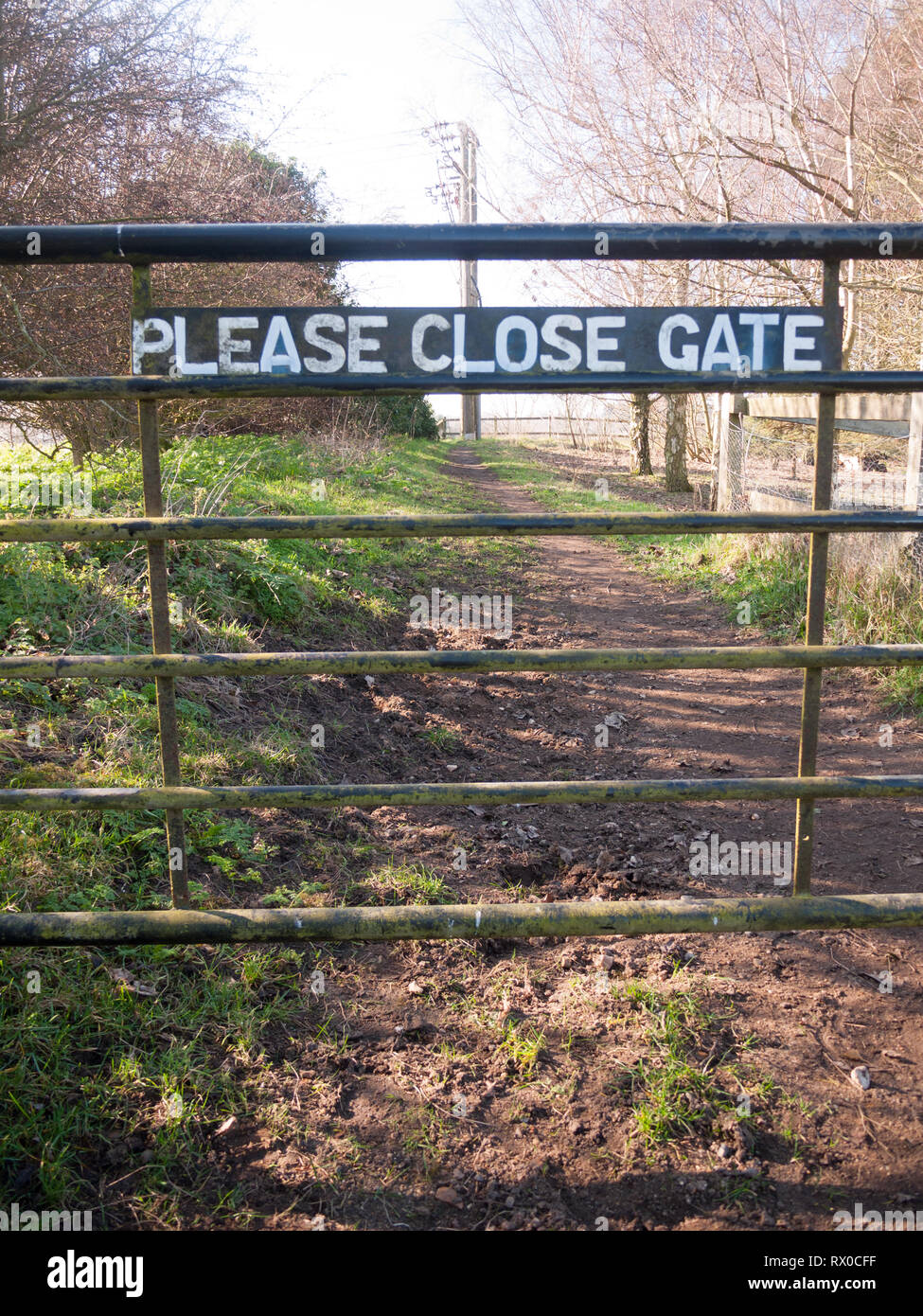 Si prega di chiudere la porta segno su metallo porta chiusa al di fuori del  paese modo ; essex; Inghilterra; Regno Unito Foto stock - Alamy