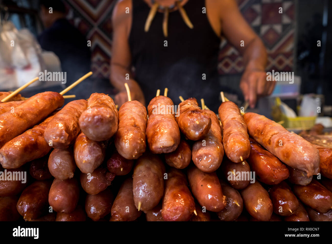 Il taiwanese salsiccia stile di vendita nel mercato notturno, uno della strada i mercati alimentari in Taichung, Taiwan Foto Stock