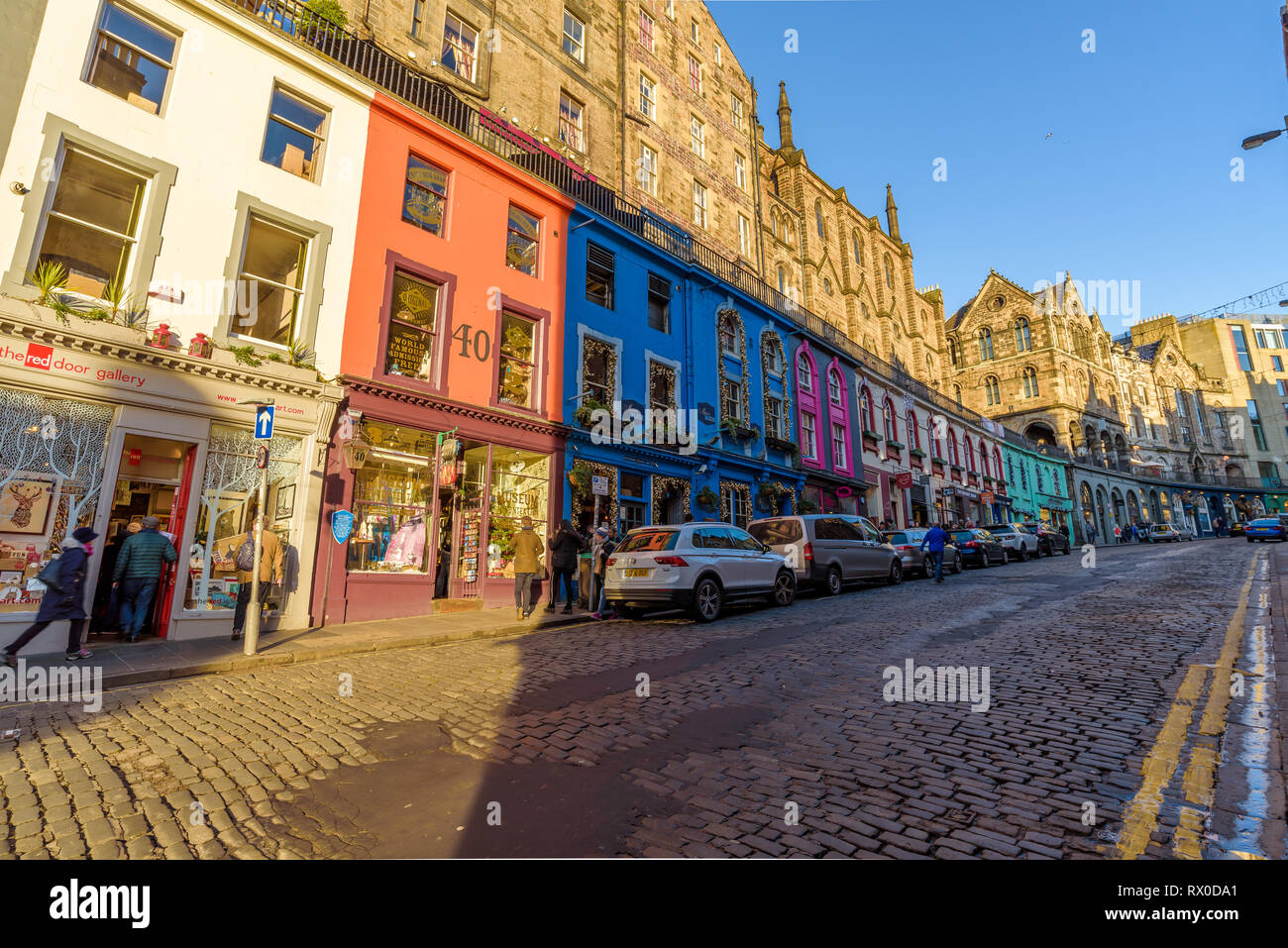 Edimburgo, Scozia - Dic 2018. Vista degli edifici colorati e negozi nella zona ovest di prua, Victoria Street durante un caldo arancione tramonto. Foto Stock