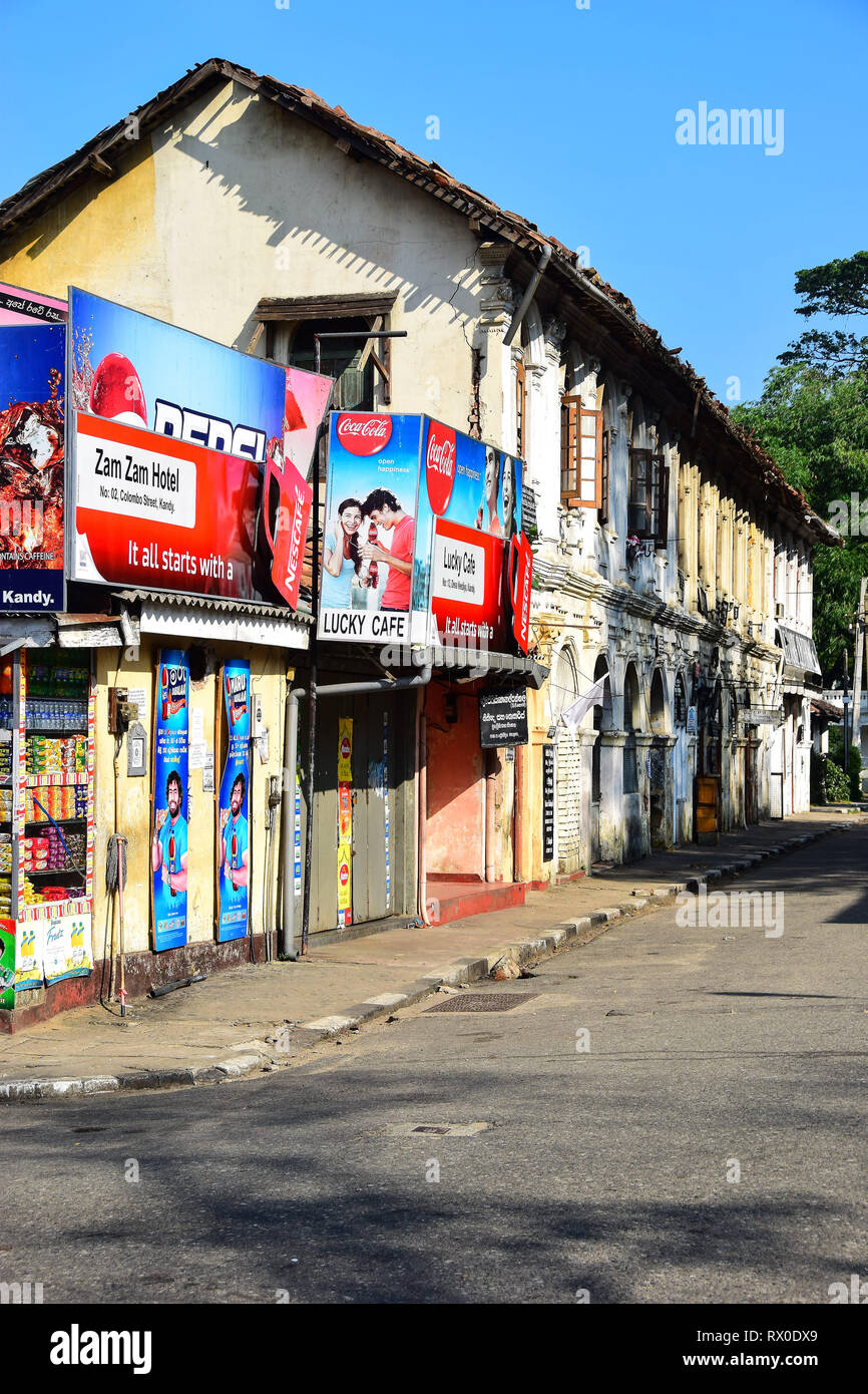 Manifesti pubblicitari, angolo Shop, Kandy, Sri Lanka Foto Stock