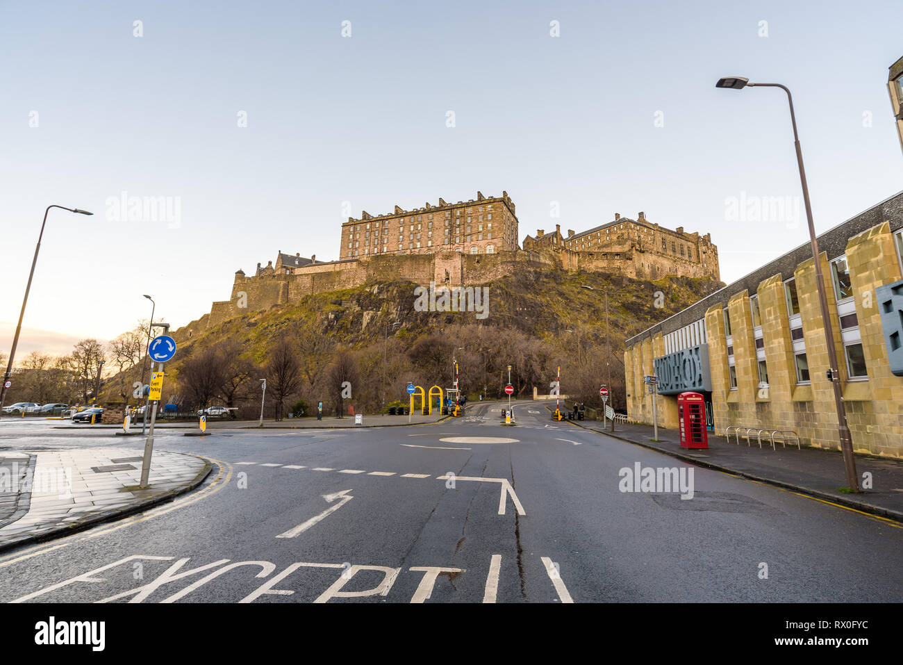 Castello di Edimburgo e collina vista da Johnston Terrace e Castle Terrace, Scozia. Foto Stock