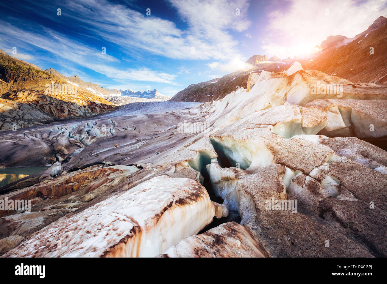 Splendida giornata di sole sul ghiacciaio del Rodano nella valle alpina. Scena drammatica. Famosa località balneare: Alpi Bernesi, Furkapass e Grimselpass, svizzeri, Foto Stock