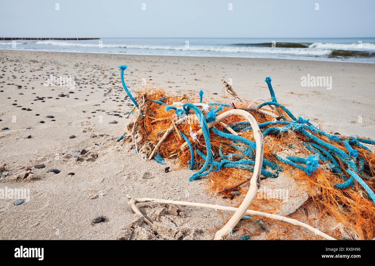 Immondizia di plastica su una spiaggia, il fuoco selettivo. Foto Stock
