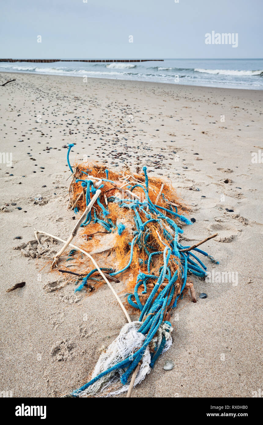Immondizia di plastica su una spiaggia, il fuoco selettivo. Foto Stock