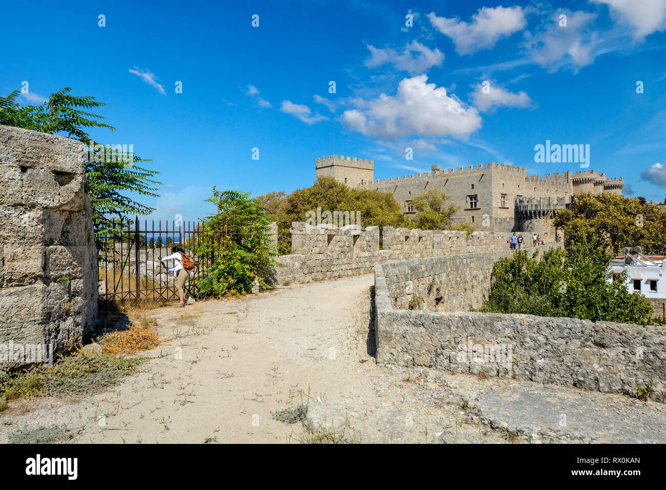Una veduta del Palazzo del Gran Maestro dei Cavalieri di Rodi sull'isola Mediterranea di Rodi Grecia presi dalle antiche mura della città Foto Stock