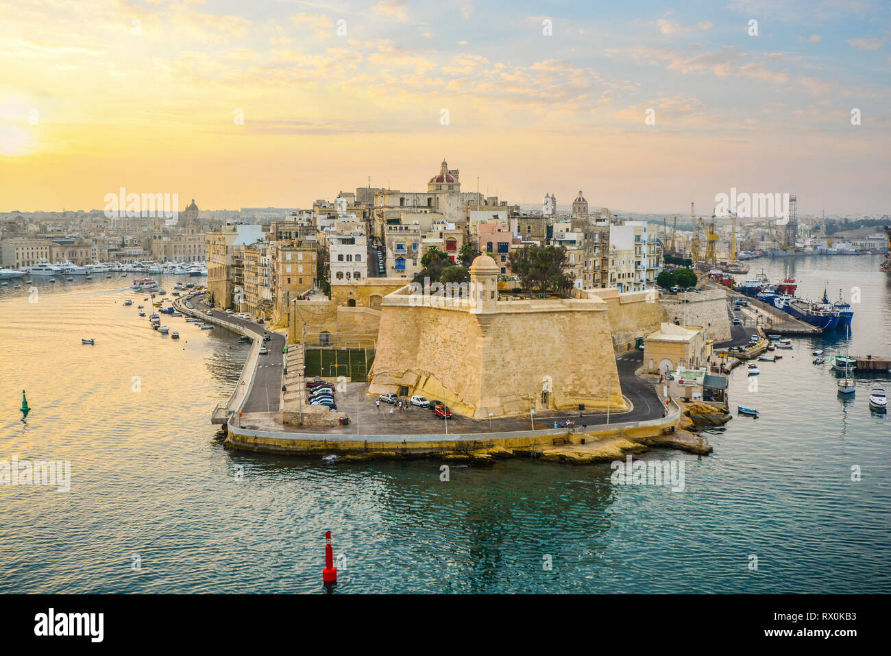 Sunrise presso il porto di crociera e La Valletta Grand Harbour sull'isola mediterranea di Malta in una calda mattina d'estate Foto Stock