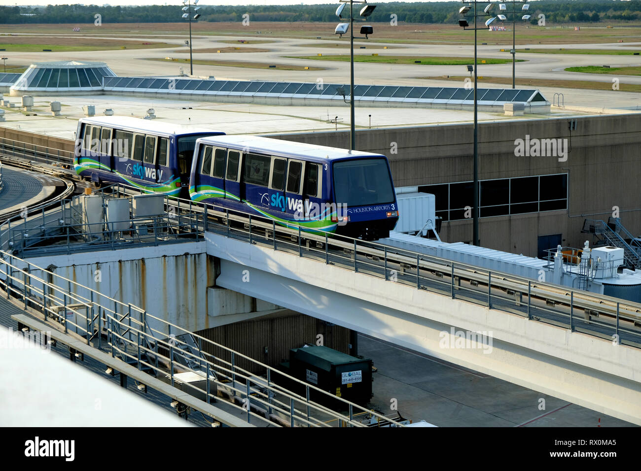 Skyway (ex TerminaLink) intra-terminale sopra la superficie del suolo automated people mover all'Aeroporto Intercontinentale George Bush (IAH); Houston, Texas, Stati Uniti d'America. Foto Stock