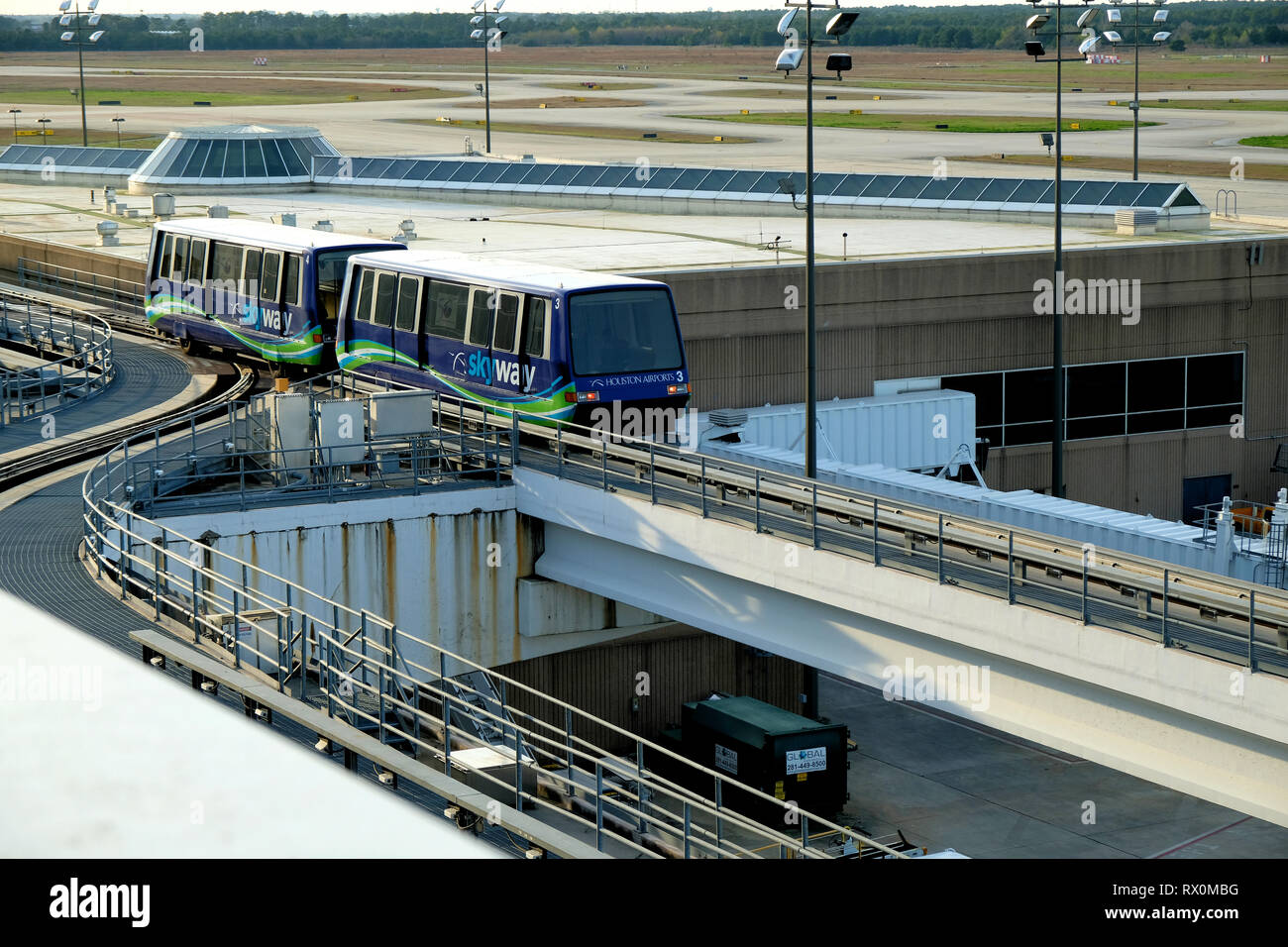 Skyway (ex TerminaLink) intra-terminale sopra la superficie del suolo automated people mover all'Aeroporto Intercontinentale George Bush (IAH); Houston, Texas, Stati Uniti d'America. Foto Stock