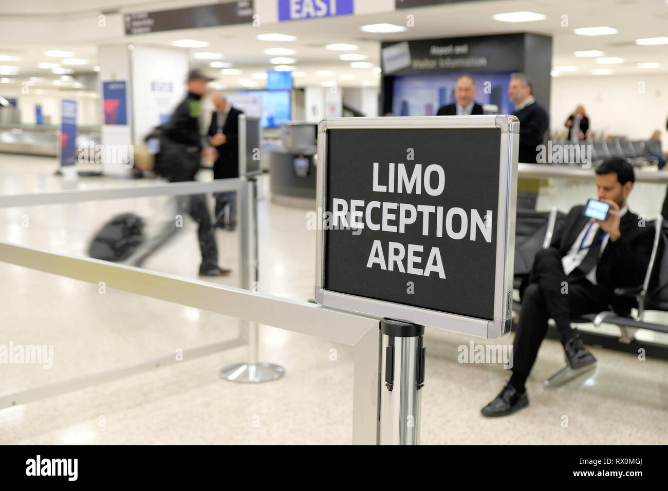 Isolato di una limousine area ricevimento all'Aeroporto Intercontinentale George Bush / IAH a Houston, Texas, Stati Uniti d'America; designata zona di incontro per i driver di limousine. Foto Stock