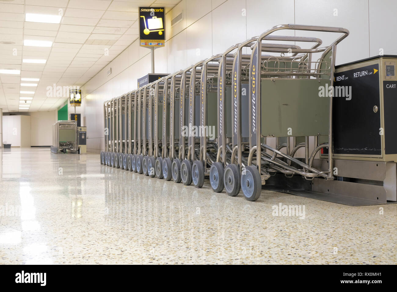 Smartecarte carrello portabagagli erogatore all'Aeroporto Intercontinentale George Bush; Houston, Texas, Stati Uniti d'America. Foto Stock