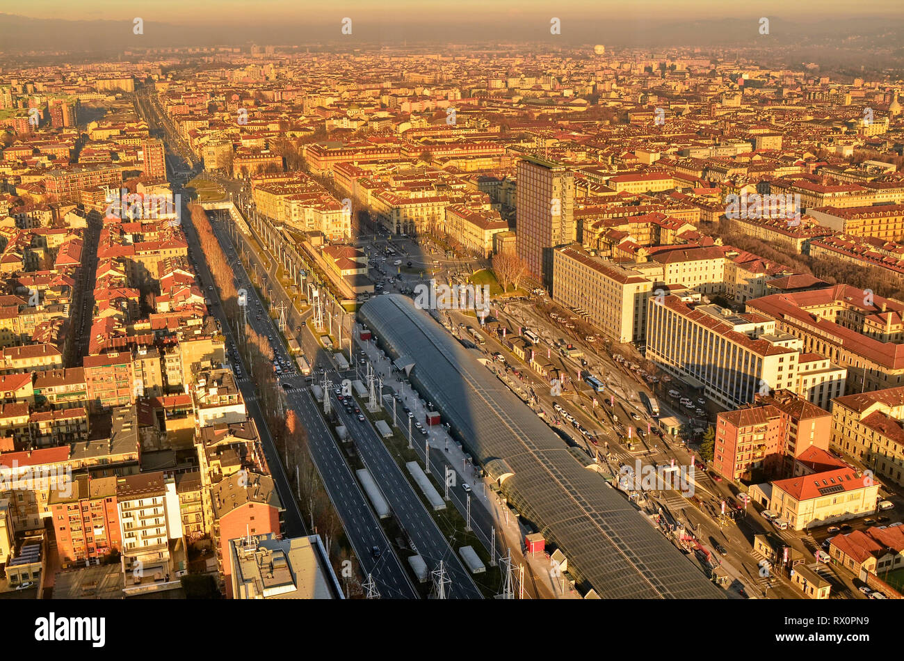 Vista di Torino dalla sommità del trentacinquesimo piano di Intesa Sanpaolo. Sulla destra lungo la struttura di vetro e acciaio che della stazione di Porta Susa ra Foto Stock