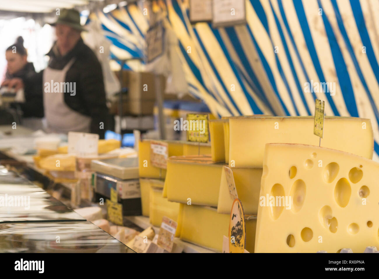 Semi-formaggio duro venduta al mercato della Bastiglia di Parigi, Francia. Foto Stock