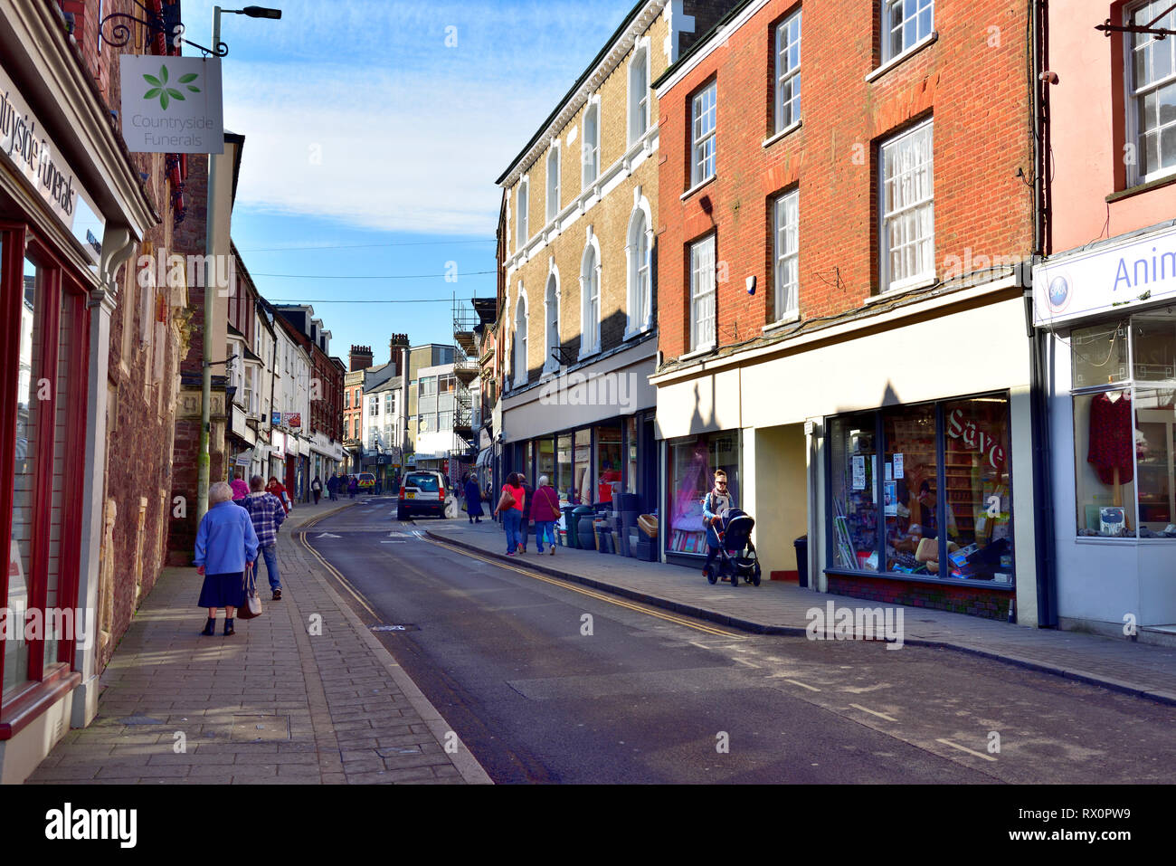 High street con i suoi negozi a Tiverton, Devon, Regno Unito Foto Stock