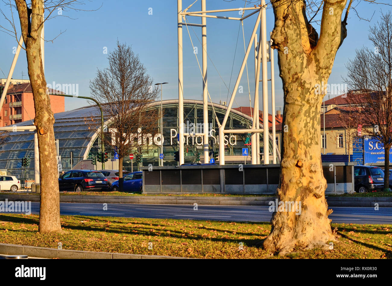 Torino Piemonte, Italia. Gennaio 2019. Dalla stazione ferroviaria di Torino Porta Susa, moderna e futuristica struttura in vetro e acciaio. Foto Stock