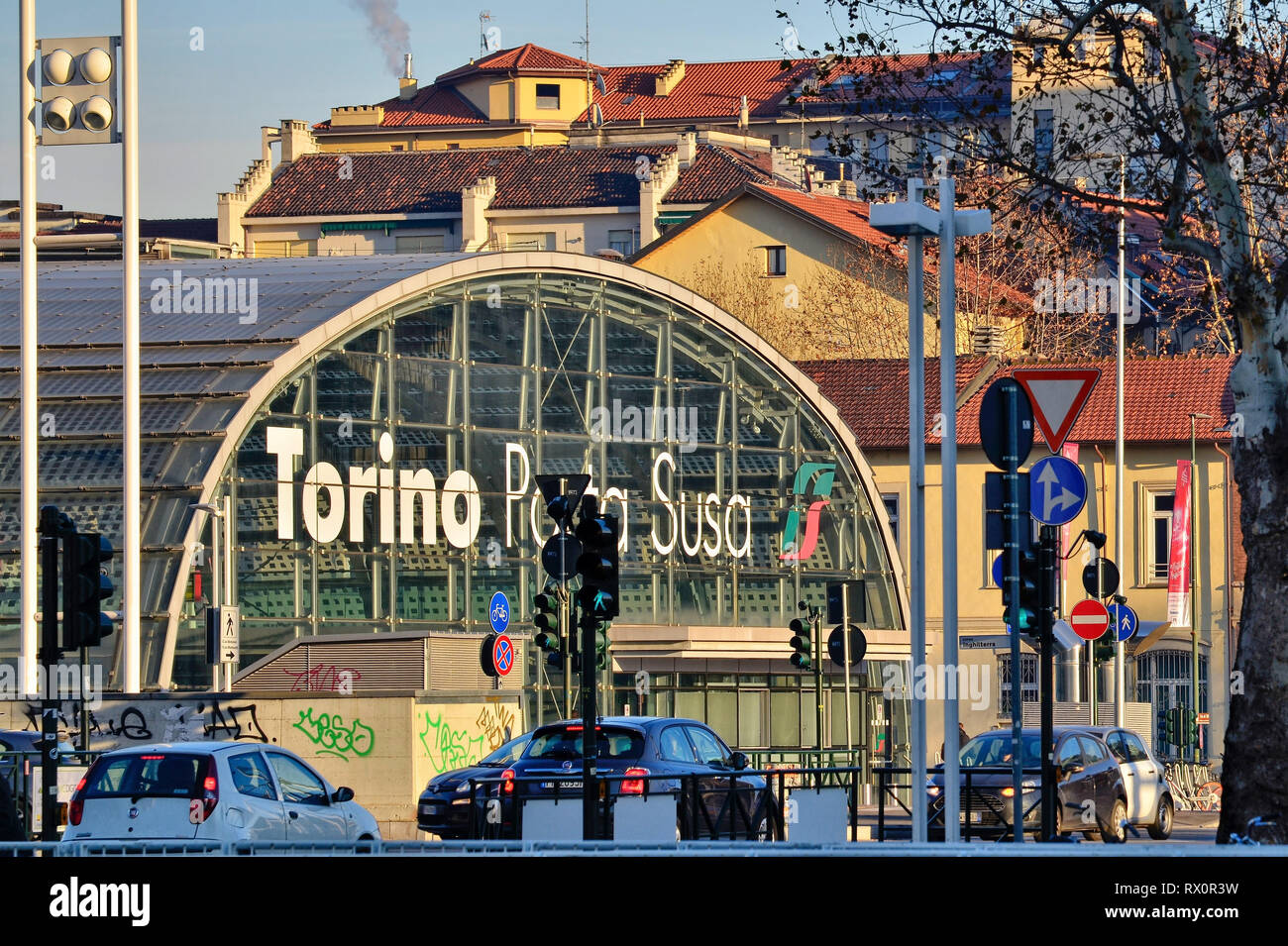 Torino Piemonte, Italia. Gennaio 2019. Dalla stazione ferroviaria di Torino Porta Susa, moderna e futuristica struttura in vetro e acciaio. Foto Stock