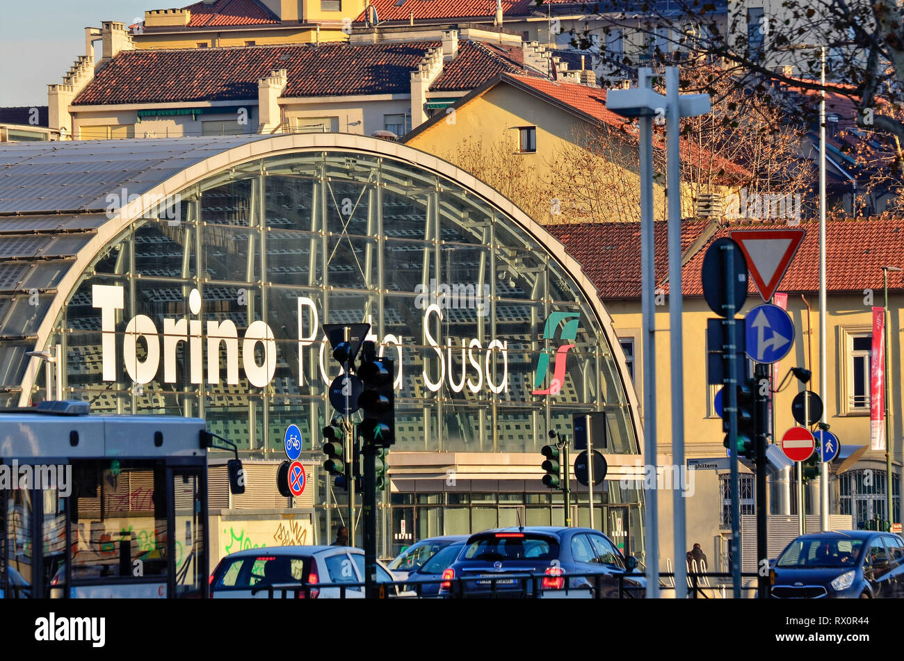 Torino Piemonte, Italia. Gennaio 2019. Dalla stazione ferroviaria di Torino Porta Susa, moderna e futuristica struttura in vetro e acciaio. Foto Stock