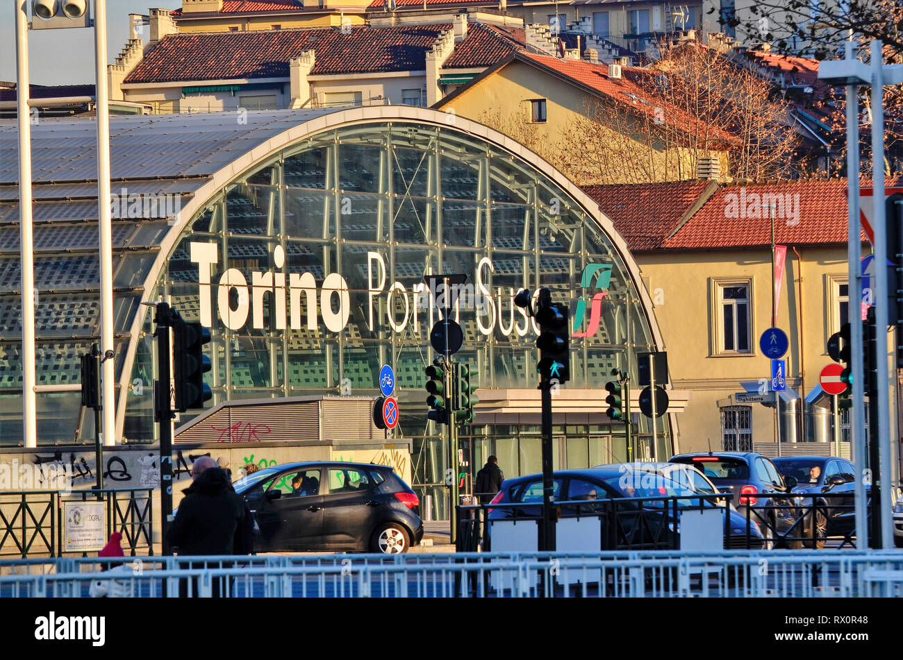 Torino Piemonte, Italia. Gennaio 2019. Dalla stazione ferroviaria di Torino Porta Susa, moderna e futuristica struttura in vetro e acciaio. Foto Stock