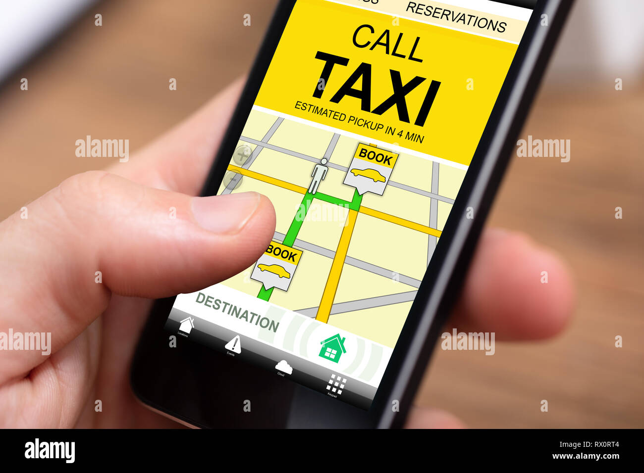 Persona che utilizza chiamata Taxi applicazione sul telefono cellulare Foto Stock