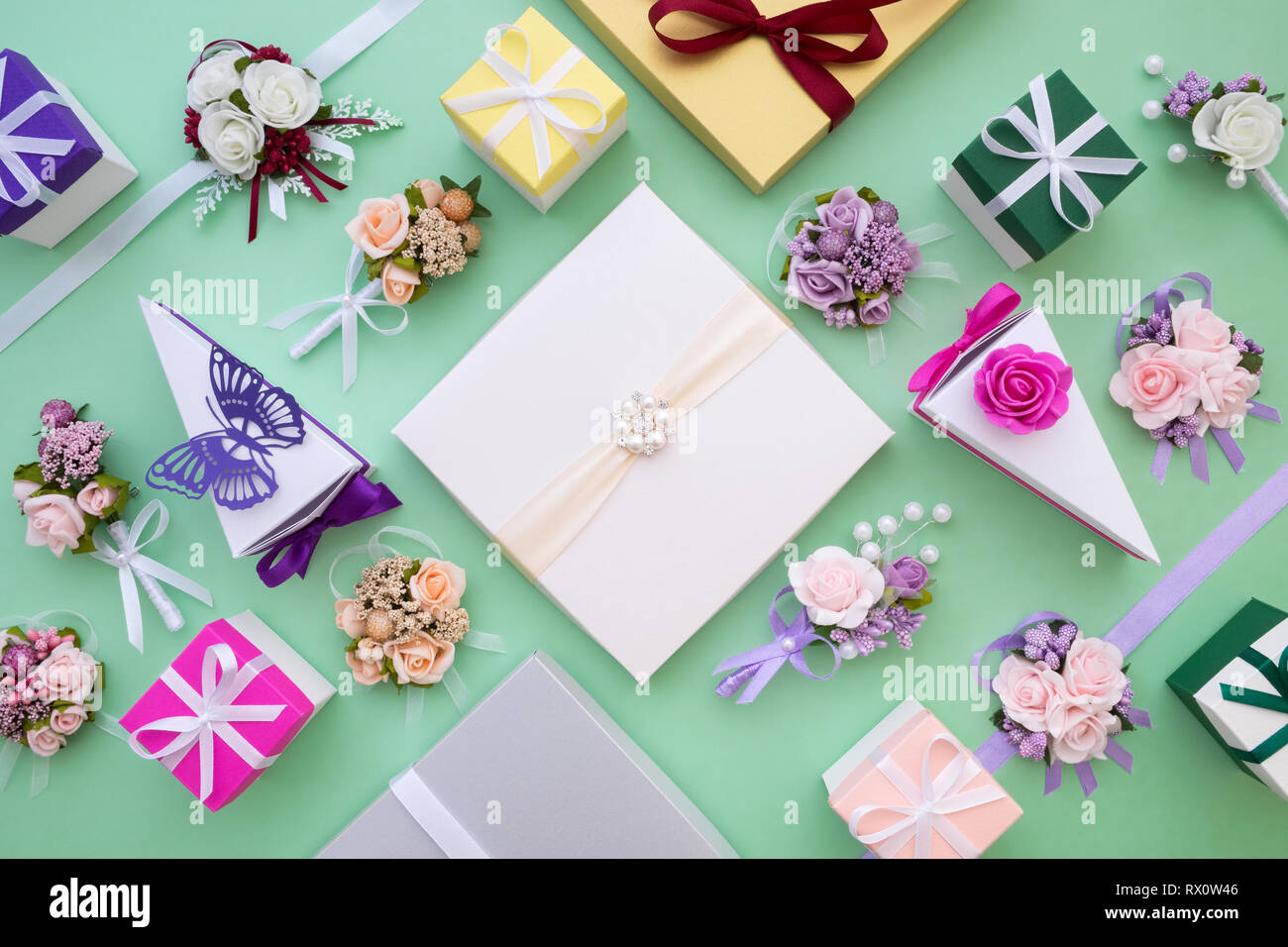 Set di nozze: scatole di carta, fiori e regali, decorazioni. Vista superiore, piatto laici. Foto Stock