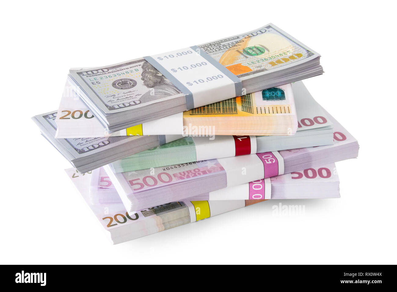 Pila di denaro - dollaro e le banconote in euro sul bianco. Foto Stock