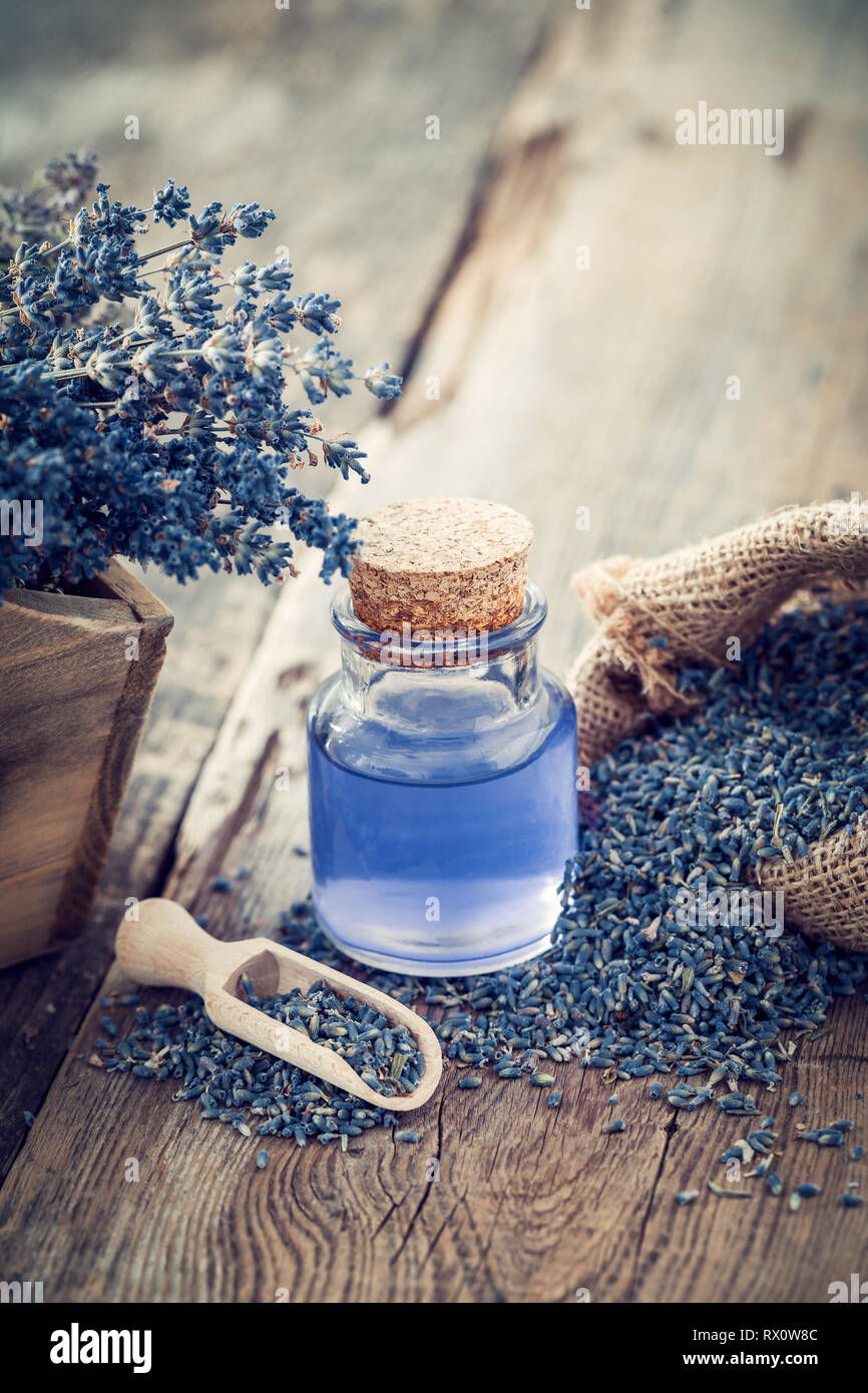 L'olio essenziale di lavanda o infusione, hessian sacchetto di lavanda secchi fiori secchi. Foto Stock