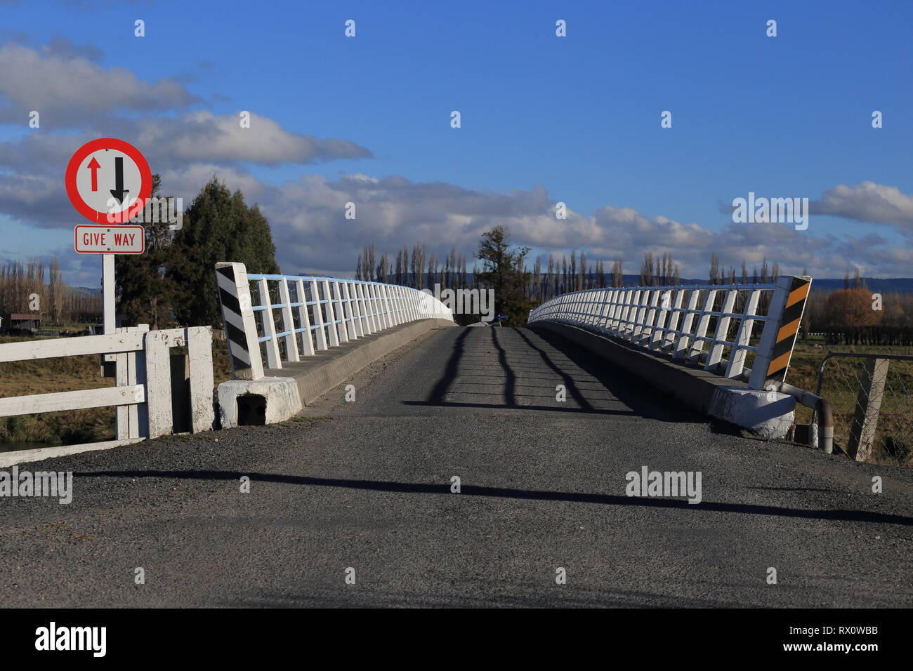Dare modo segno su una singola corsia bridge Foto Stock
