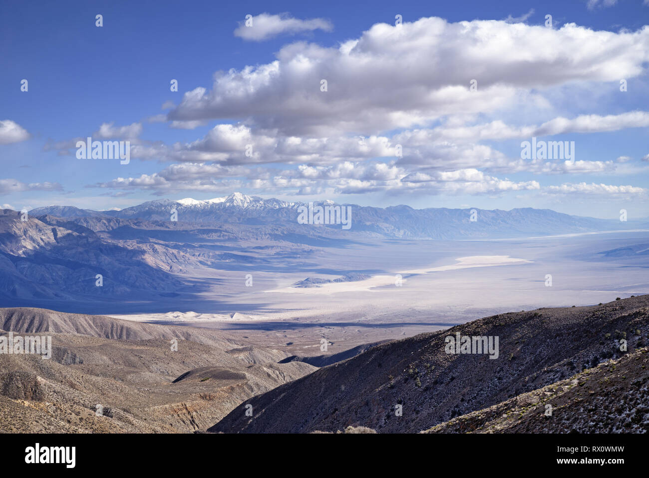 Si affacciano su di Panamint Valley nel Parco Nazionale della Valle della Morte con telescopio distanti picco coperto di neve Foto Stock