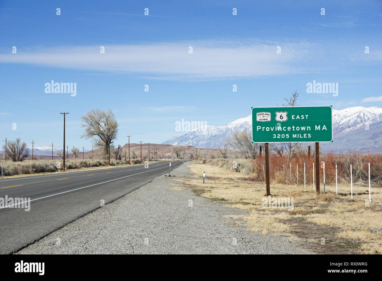 Estremità occidentale della US Highway 6 Vescovo in California con segno dicendo a Provincetown MA 3205 miglia Foto Stock