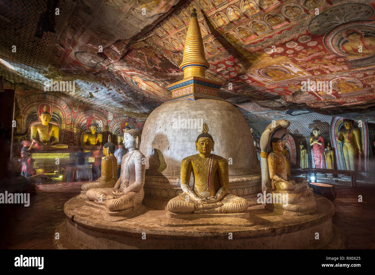 La più impressionante di Sri Lanka la Grotta dei templi, riccamente decorate cinque santuari di 'Dambulla Rock e Grotta dei templi sedersi sotto un enorme outcro rocciose Foto Stock
