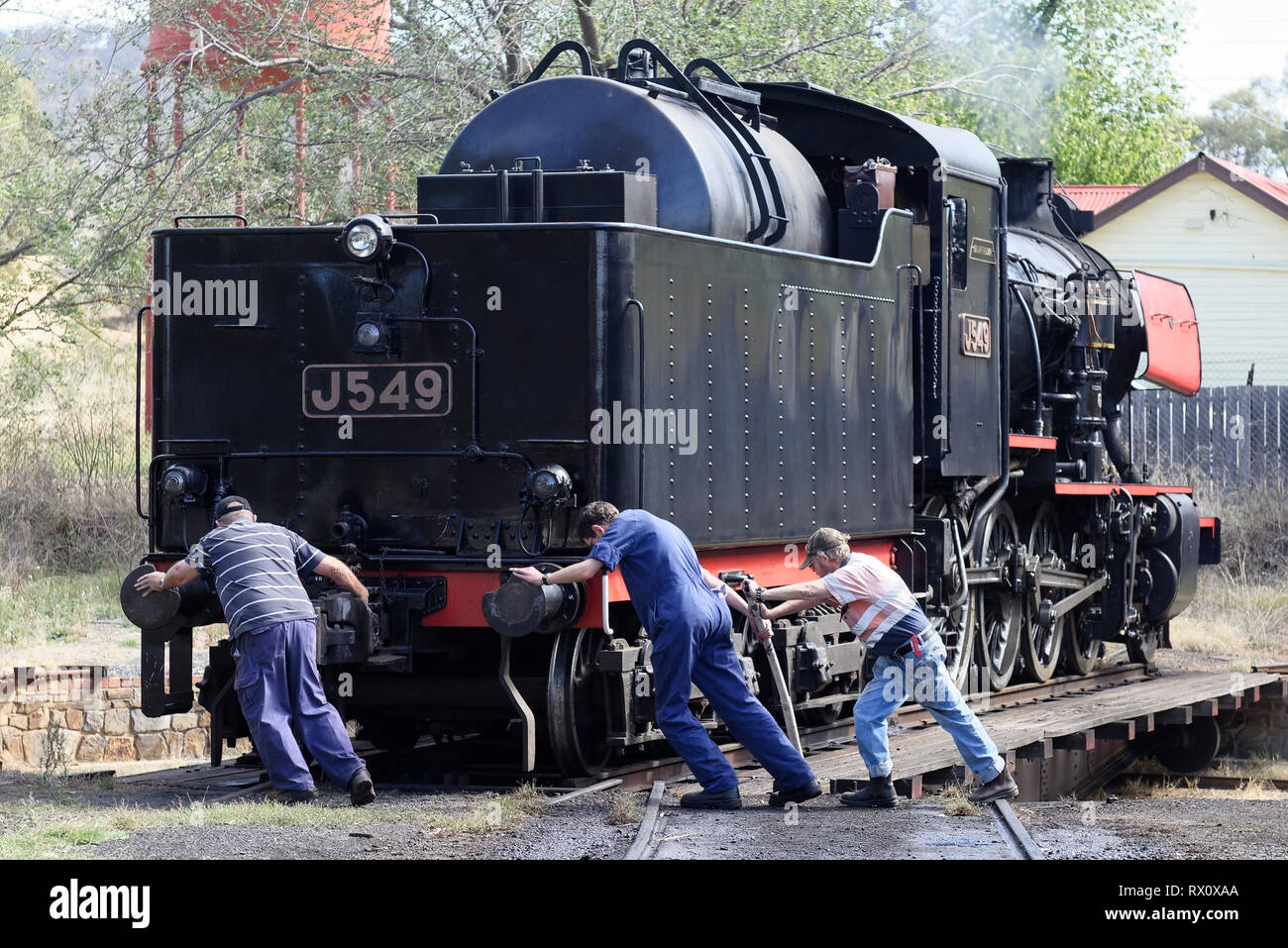 L'J549 bruciare olio locomotiva a vapore costruito nel 1954 dalla British locomotore builder Vulcan Foundry Limited, Maldon stazione ferroviaria Victoria, Austra Foto Stock L'J549 bruciare olio locomotiva a vapore costruito nel 1954 dalla British locomotore builder Vulcan Foundry Limited, Maldon stazione ferroviaria Victoria, Austra Foto Stock