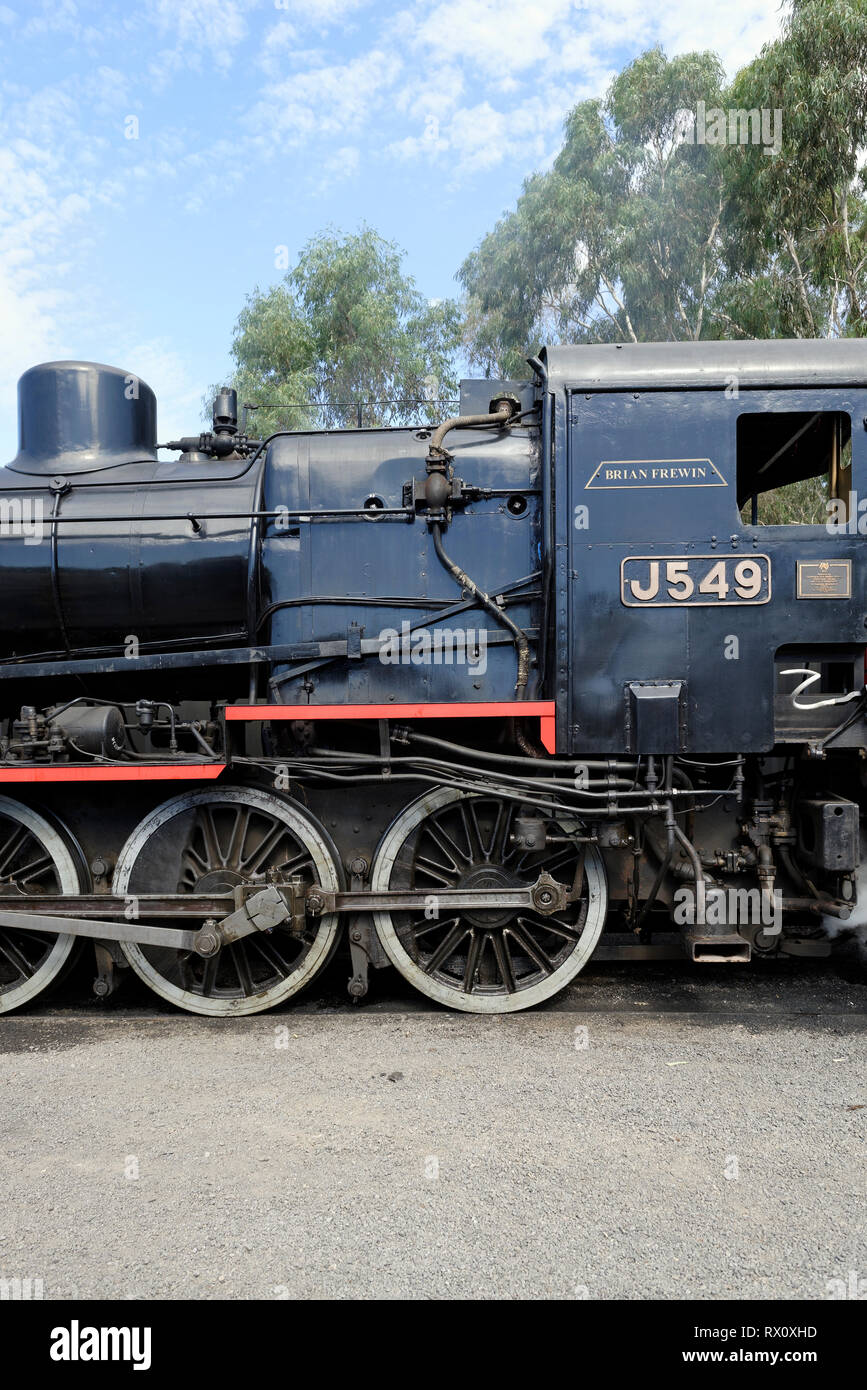 L'J549 bruciare olio locomotiva a vapore costruito nel 1954 dalla British locomotore builder Vulcan Foundry Limited, Maldon stazione ferroviaria Victoria, Austra Foto Stock
