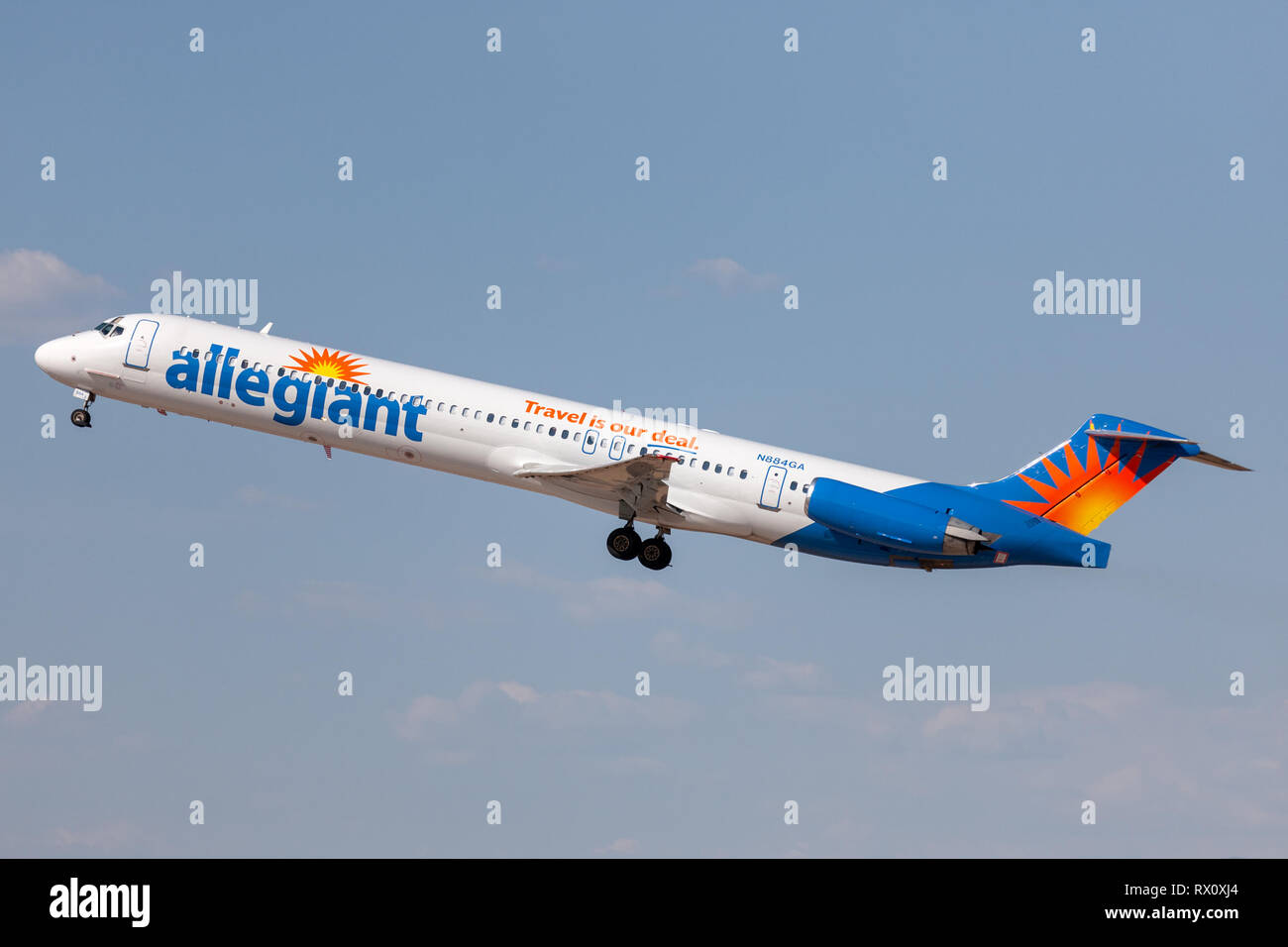 Aria Allegiant McDonnell Douglas MD-83 (DC-9-83) gli aerei commerciali da trasporto passeggeri di decollare dal Gateway Phoenix-Mesa aeroporto. Foto Stock