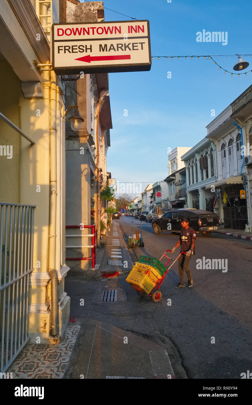 Presto affinché la mattina in Krabi Rd., nella Città Vecchia (Chinatown) Phuket Phuket Town, Thailandia, un uomo spinge la sua moto e sidecar per il vicino mercato fresco Foto Stock