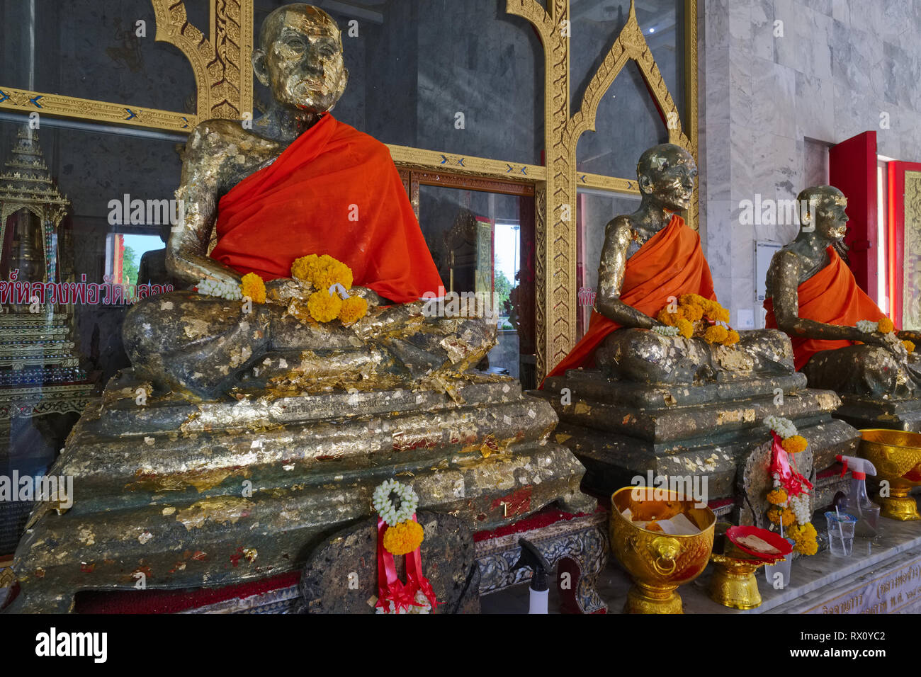Le statue dei tre leggendari monaci di Wat Chalong, Phuket, Thailandia, il più venerato tempio dell'isola di Phuket Foto Stock